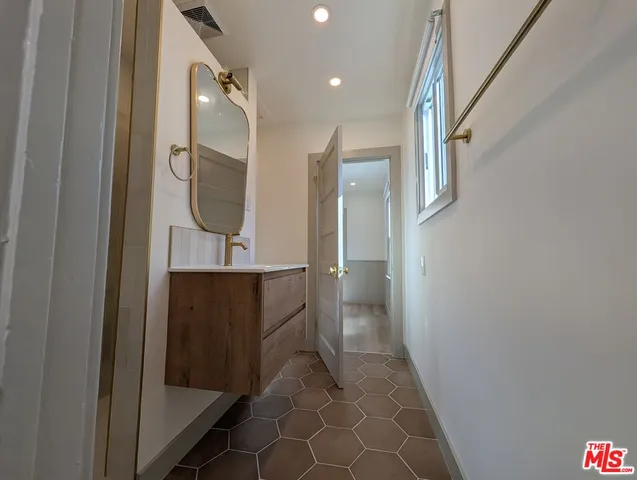 $5,995 | 1015 Granville Avenue, Los Angeles, CA 90049