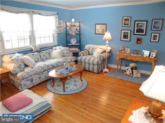 633 Pickering Road Southampton, PA 18966 - Photo 2 of 10 Living Room