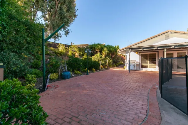 a view of a house with backyard and garden