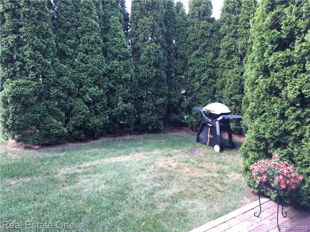 1990 Beaver Creek Drive Rochester, MI 48307 - Photo 31 of 45 courtyard.jpg