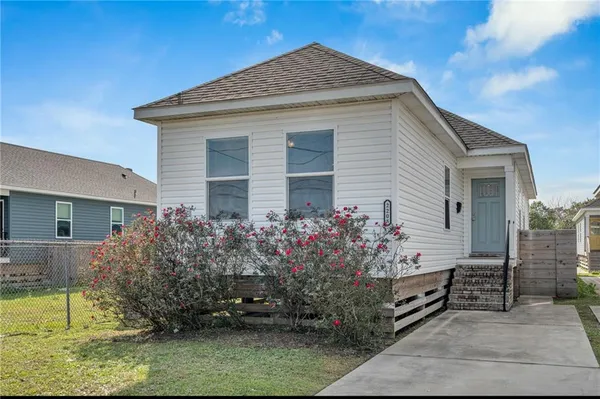 $245,000 | 2208 Huey P Long Avenue, Gretna, LA 70053