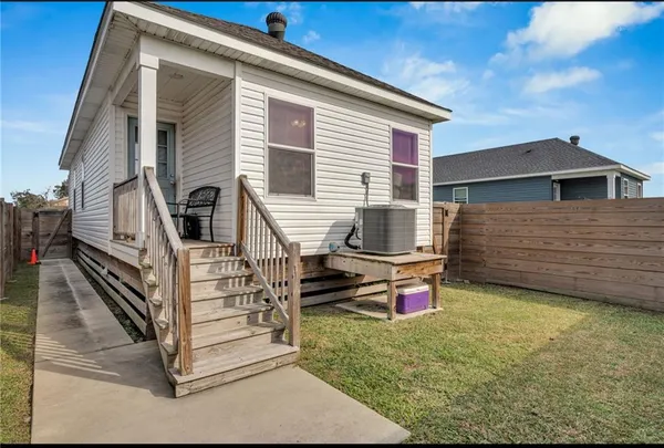 $245,000 | 2208 Huey P Long Avenue, Gretna, LA 70053