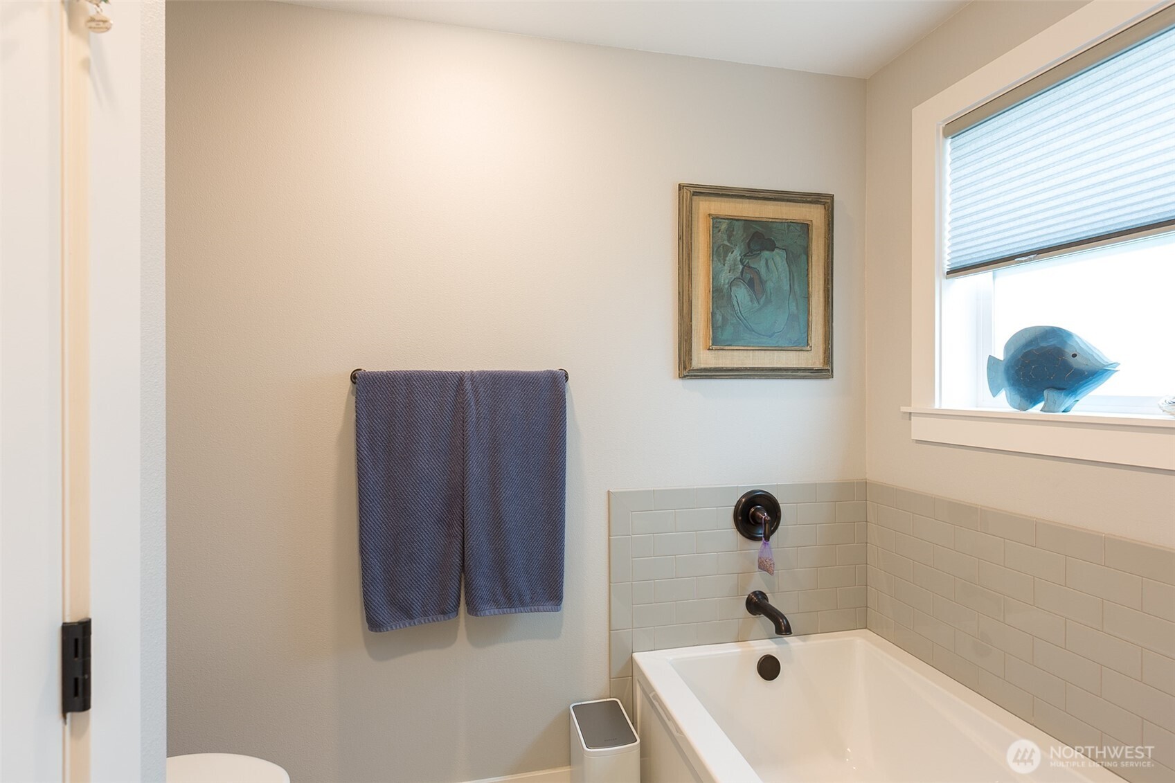 41 Victoria View Street Sequim, WA 98382 - Photo 15 of 40 a bathroom with a tub and a window