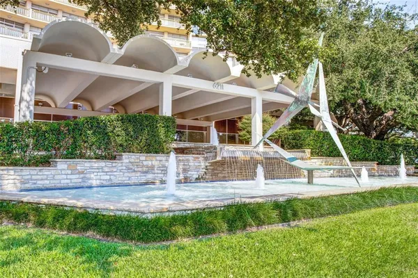 a view of a house with backyard