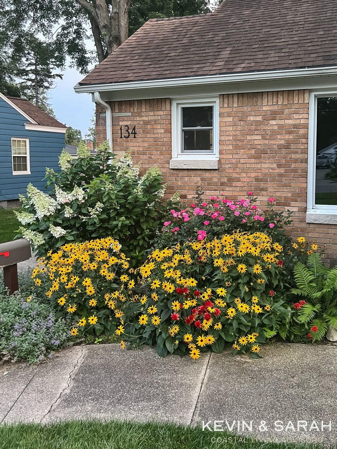 134 Manchester Road Southwest Wyoming, MI 49548 - Photo 50 of 57 Summer Beauty