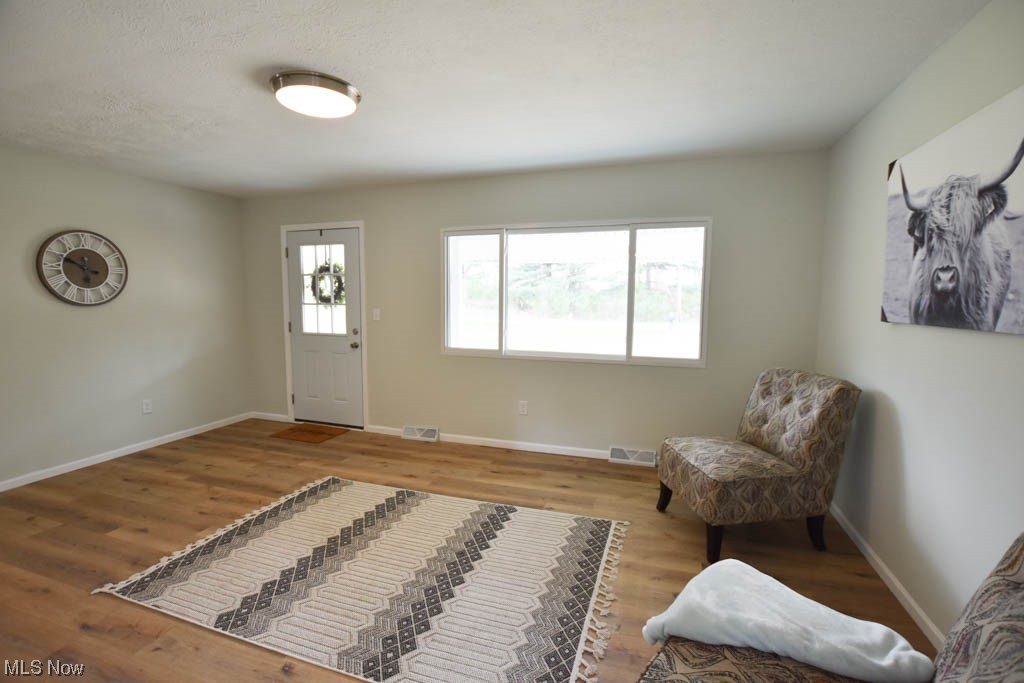 1737 Eastern Road Barberton, OH 44203 - Photo 5 of 22 Living Room