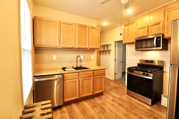 $2,350 | 3807 North Narragansett Avenue, Unit 2, Chicago, IL 60634
