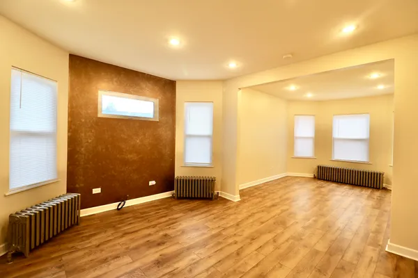 $2,350 | 3807 North Narragansett Avenue, Unit 2, Chicago, IL 60634
