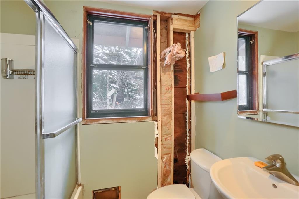 3210 Evergreen Road Pittsburgh, PA 15237 - Photo 23 of 47 a bathroom with a toilet sink and tub