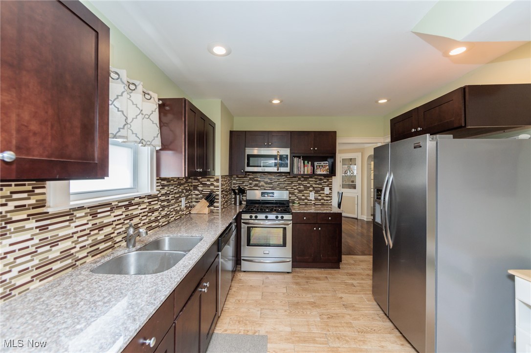 2199 Barrington Road Cleveland, OH 44118 - Photo 9 of 50