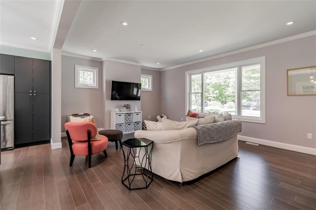 37 Newfield Road Freeport, ME 04032 - Photo 6 of 27 Living room
