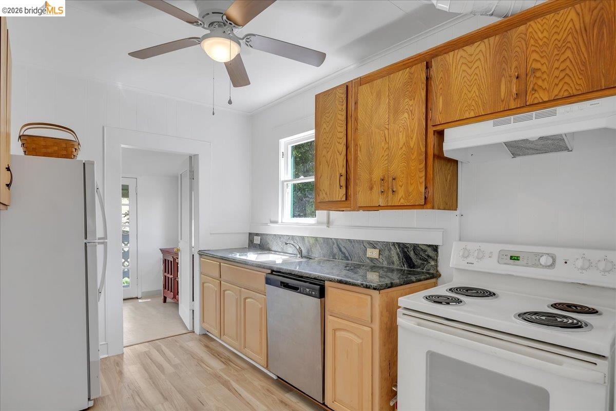 10624 Campo Seco Road Jamestown, CA 95327 - Photo 13 of 46 a kitchen with a stove a sink and a refrigerator