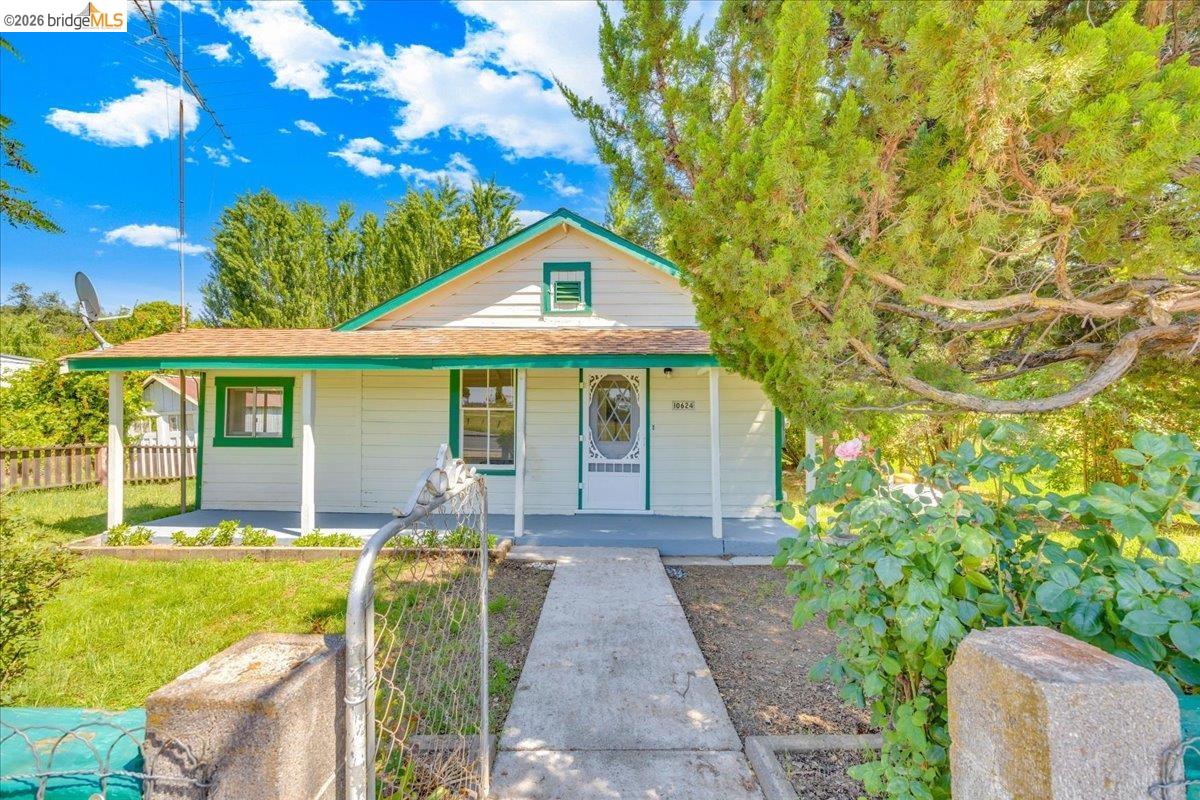 10624 Campo Seco Road Jamestown, CA 95327 - Photo 2 of 46 a front view of a house with garden
