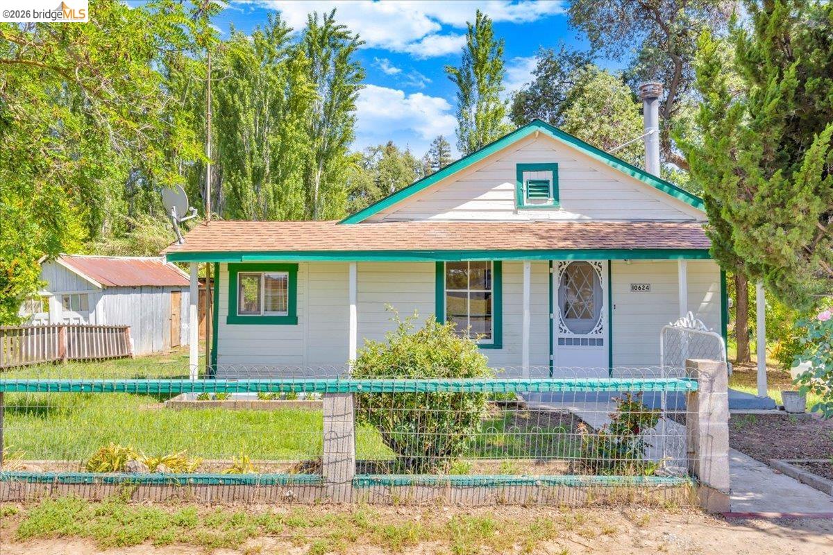 10624 Campo Seco Road Jamestown, CA 95327 - Photo 4 of 46 a front view of a house with garden