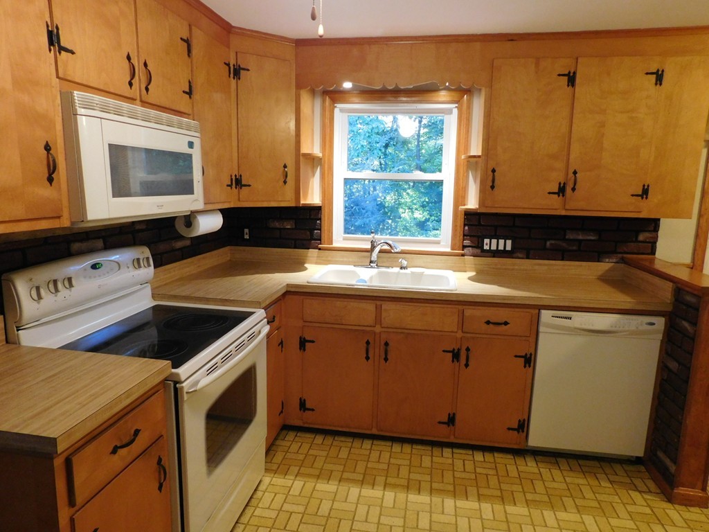 79 Old Farm Road Chicopee, MA 01020 - Photo 2 of 20 Gallery Image 2