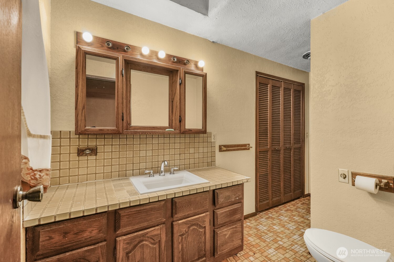 8388 North Pass Road Everson, WA 98247 - Photo 17 of 33 a bathroom with a sink a toilet and shower