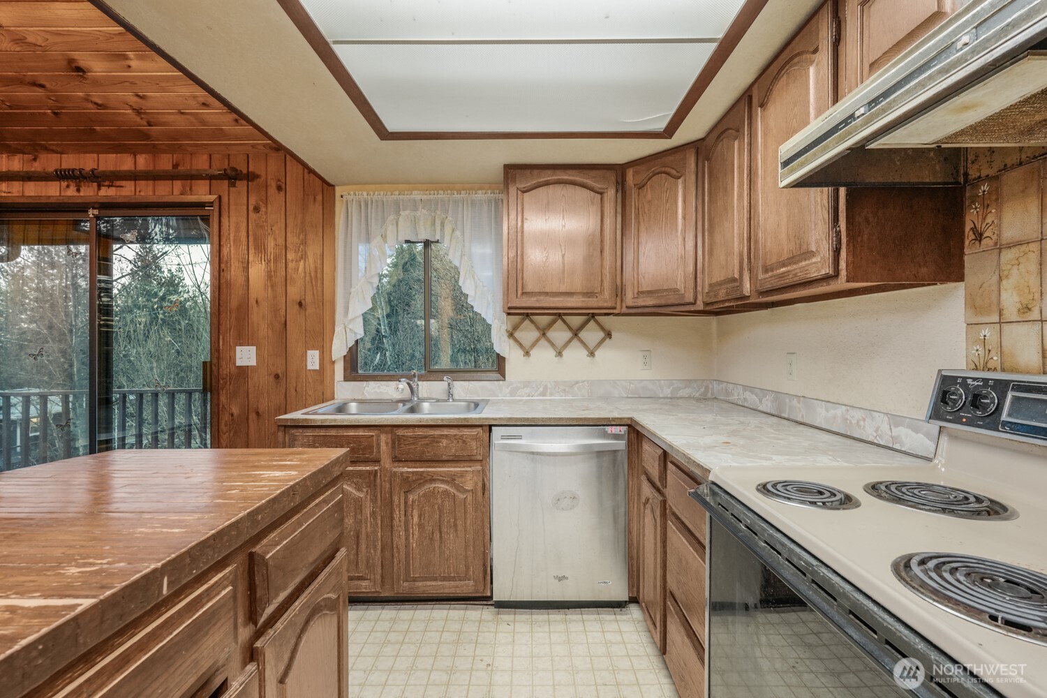 8388 North Pass Road Everson, WA 98247 - Photo 10 of 33 a kitchen that has a sink and a stove