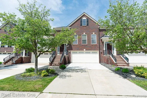 $400,000 | 6963 Edgewater Drive, Troy, MI 48085