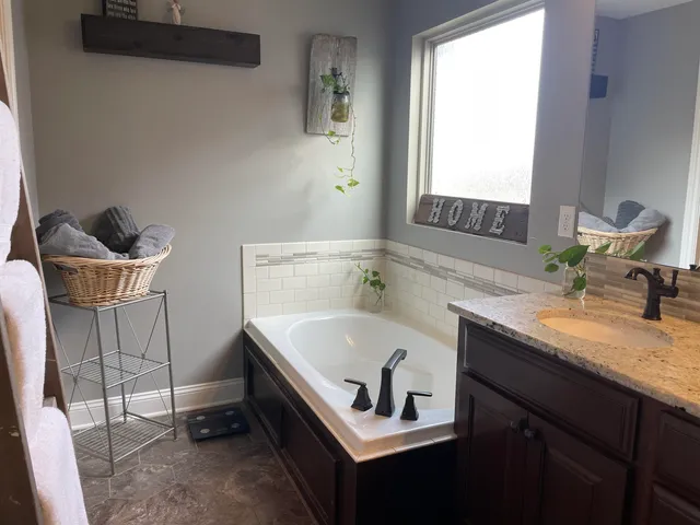 $265,000 | 217 Springlake Drive, Newton, KS 67114