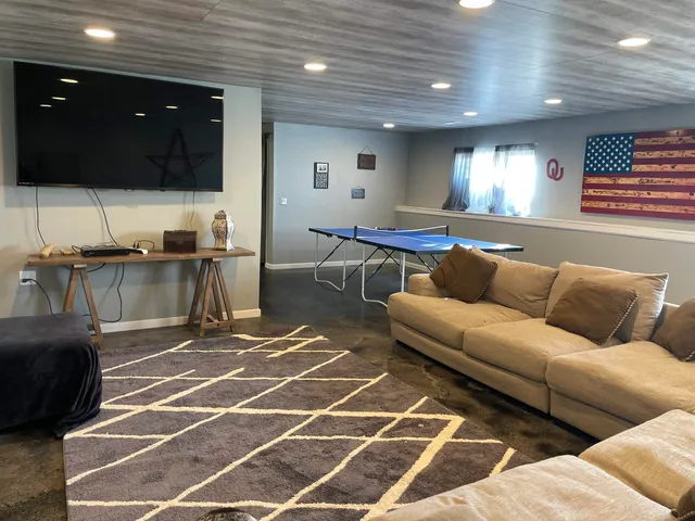 $265,000 | 217 Springlake Drive, Newton, KS 67114