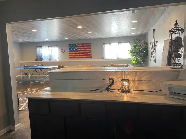 $265,000 | 217 Springlake Drive, Newton, KS 67114