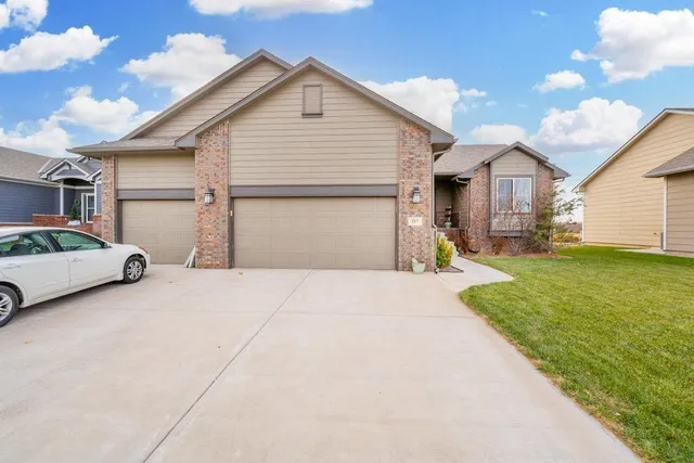 $265,000 | 217 Springlake Drive, Newton, KS 67114