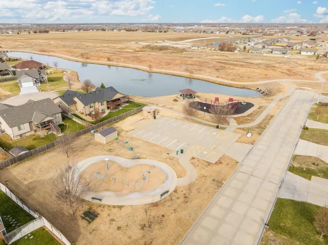 $265,000 | 217 Springlake Drive, Newton, KS 67114