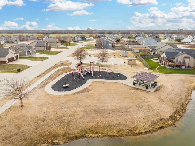 $265,000 | 217 Springlake Drive, Newton, KS 67114