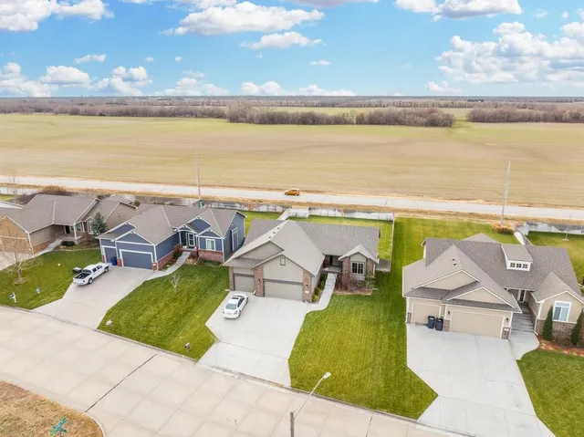 $265,000 | 217 Springlake Drive, Newton, KS 67114