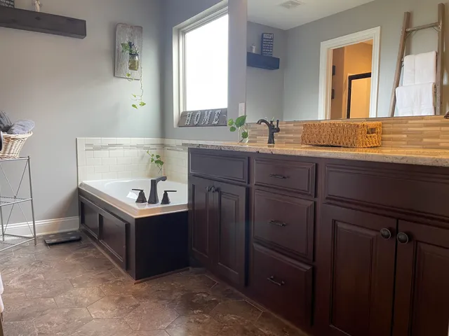 $265,000 | 217 Springlake Drive, Newton, KS 67114