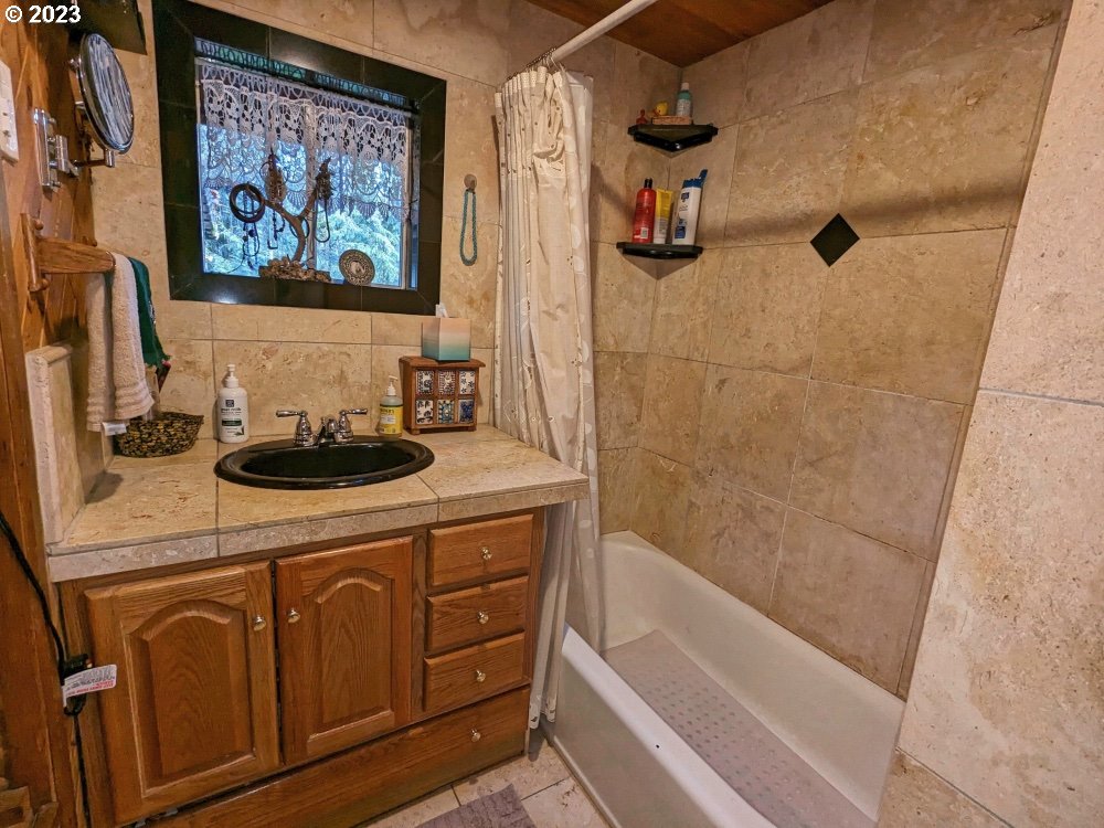 72769 Snowdon Road Rhododendron, OR 97049 - Photo 25 of 48 a bathroom with a sink and a bathtub