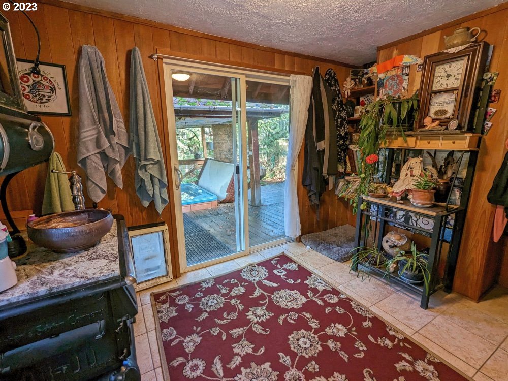 72769 Snowdon Road Rhododendron, OR 97049 - Photo 27 of 48 a view of an entryway with a rug