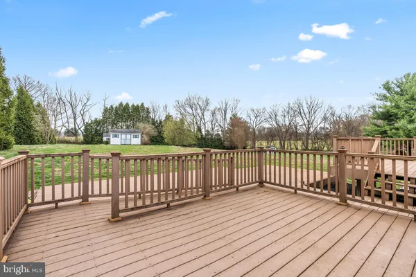 a view of a house with backyard and garden