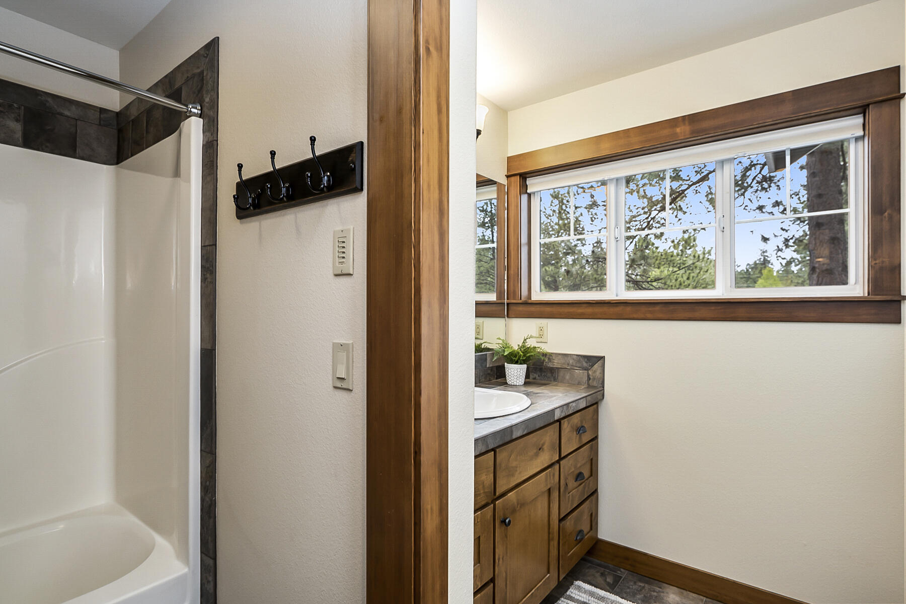 60819 Currant Way Bend, OR 97702 - Photo 27 of 44 Guest bath