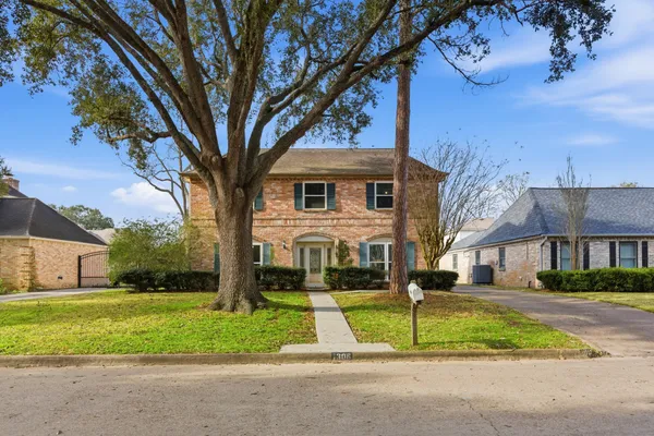 a view of house with a yard
