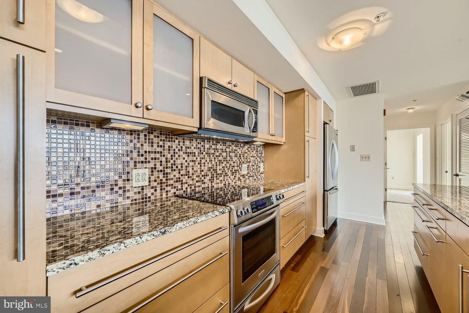 675 President Street, Unit 1709 Baltimore, MD 21202 - Photo 4 of 33 a kitchen with a stove and a microwave