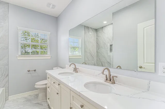 a view of a house with backyard and tree