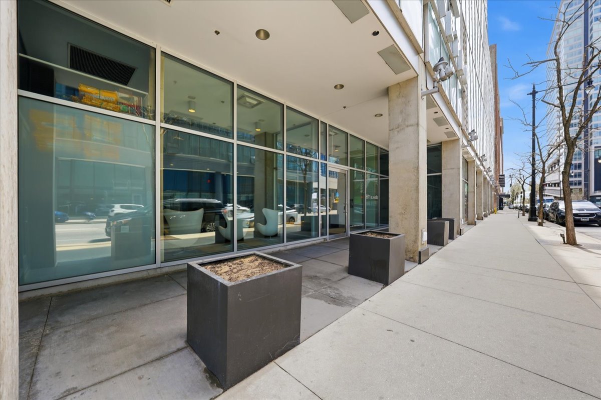611 South Wells Street, Unit 1110 Chicago, IL 60607 - Photo 3 of 25