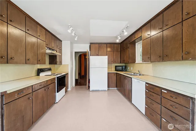 $3,995 | 704 Warren Avenue North, Seattle, WA 98109