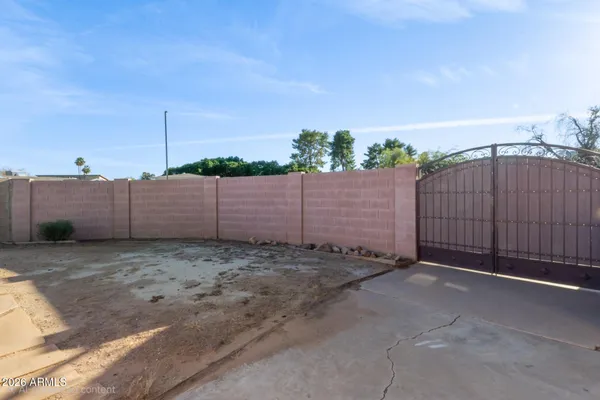 a view of a backyard