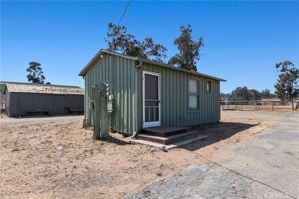 117 West El Campo Road Arroyo Grande, CA 93420 - Photo 23 of 43 a view of a house with a snow in the yard