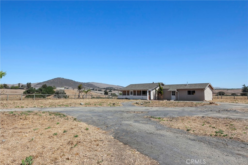 117 West El Campo Road Arroyo Grande, CA 93420 - Photo 35 of 43 a view of dirt road with a big yard