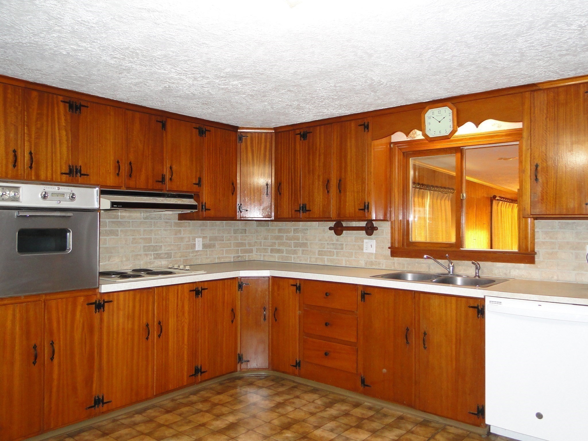 128 Sutton Road Webster, MA 01570 - Photo 5 of 24 Gallery Image 5