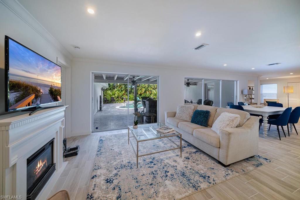 2751 Crayton Road Naples, FL 34103 - Photo 4 of 29 Gallery Image 4