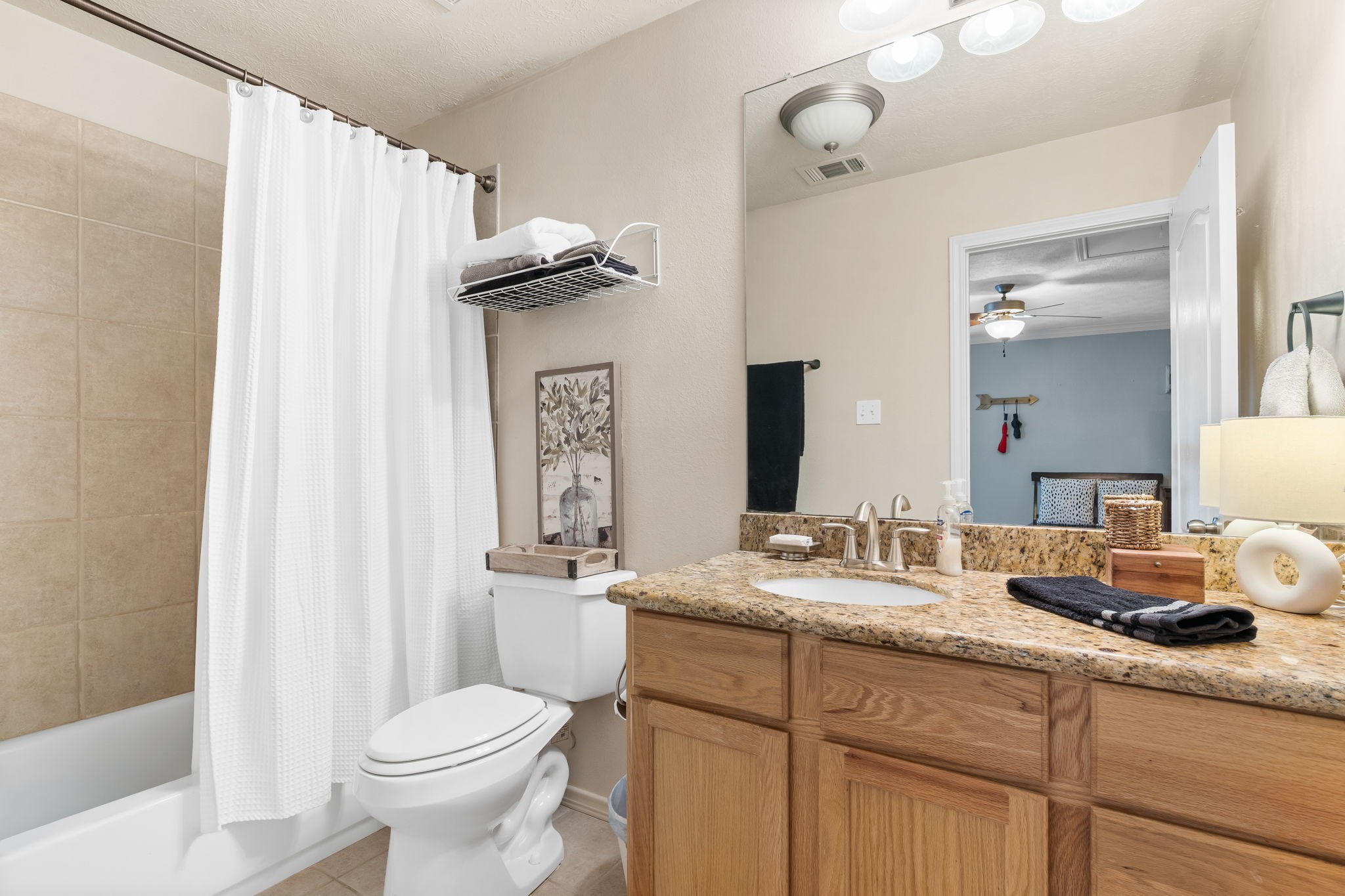 6971 Breezy Point Willis, TX 77318 - Photo 32 of 49 Full bath with tub/shower in the quarters.