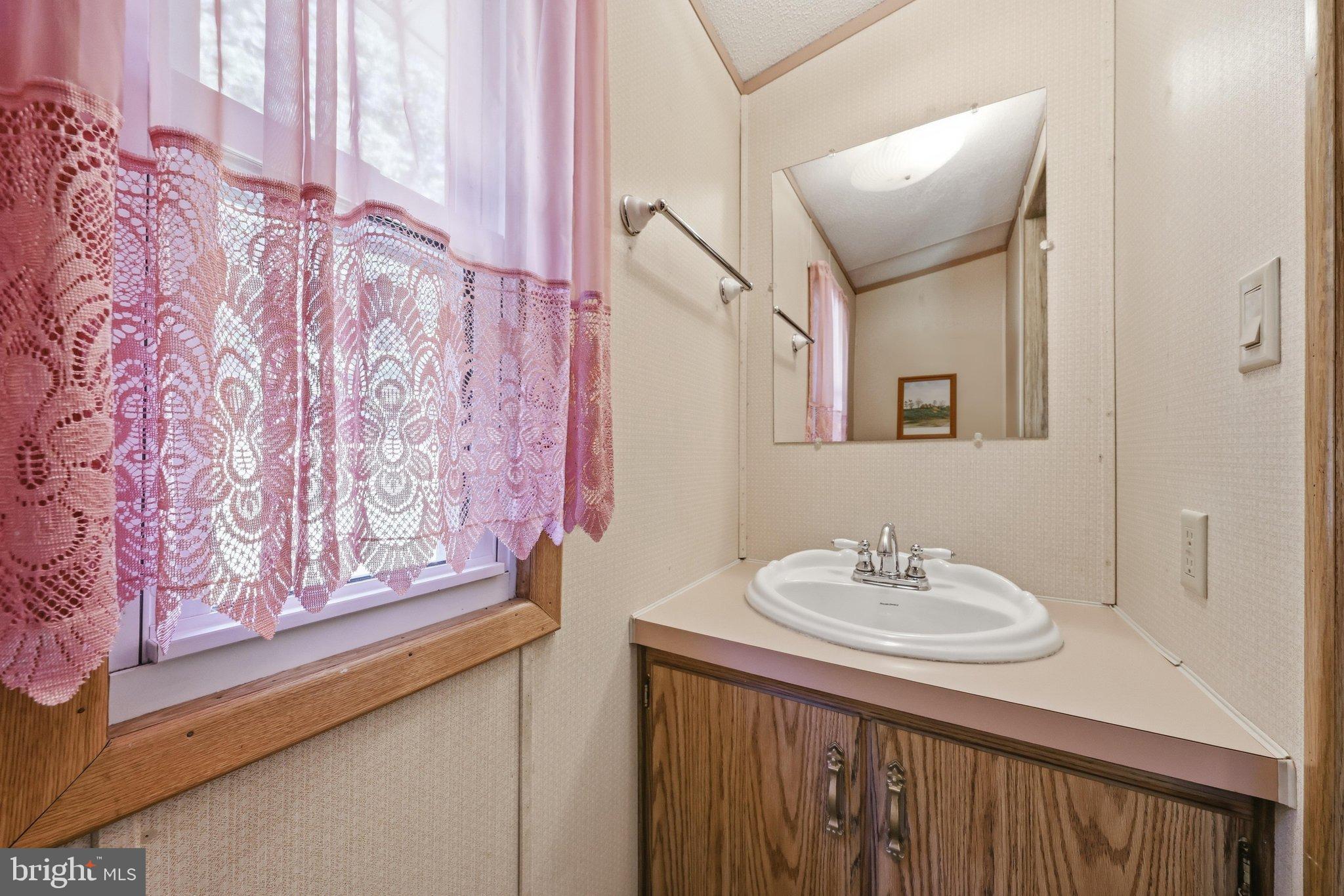 13728 Exline Road Hancock, MD 21750 - Photo 15 of 51 Primary Bathroom
