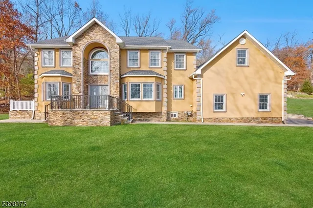a view of a house with a yard