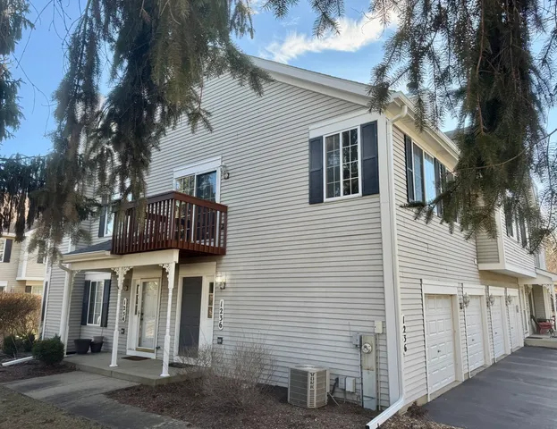 $1,900 | 1236 Sandhurst Lane, Unit 1236, South Elgin, IL 60177