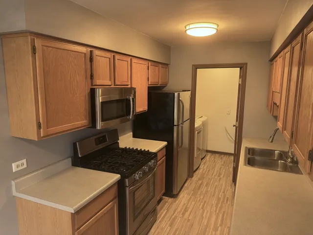 $1,900 | 1236 Sandhurst Lane, Unit 1236, South Elgin, IL 60177