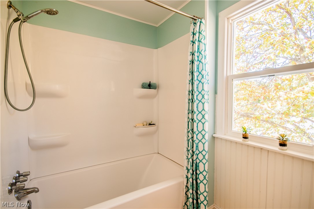 1609 Fairfax Road Akron, OH 44313 - Photo 26 of 35 Space to shower or to take a bath whatever day it may be.